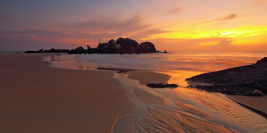 An image of the sunset view on Table Rock Beach, one of the best beaches in Orange County.