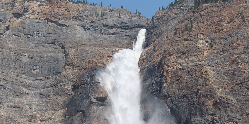 An image of Takakkaw Falls, a famous place near Yoho National Park.