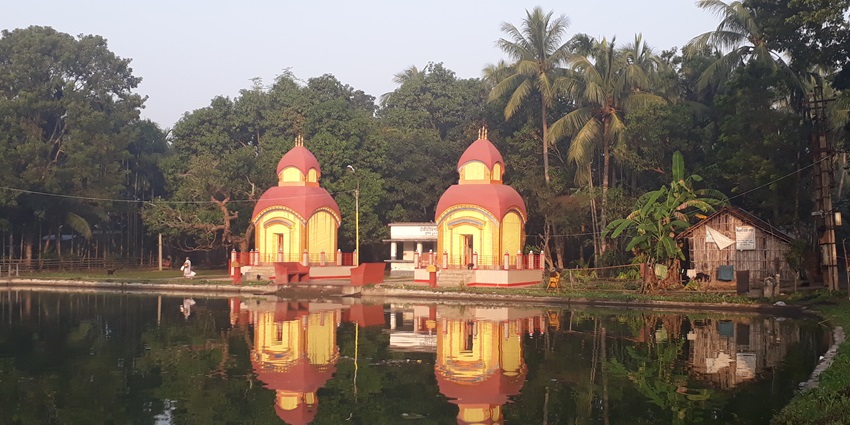 A picture of a temple by the river in the town of Taki, one of the best offbeat places near Kolkata located at North 24 Parganas.