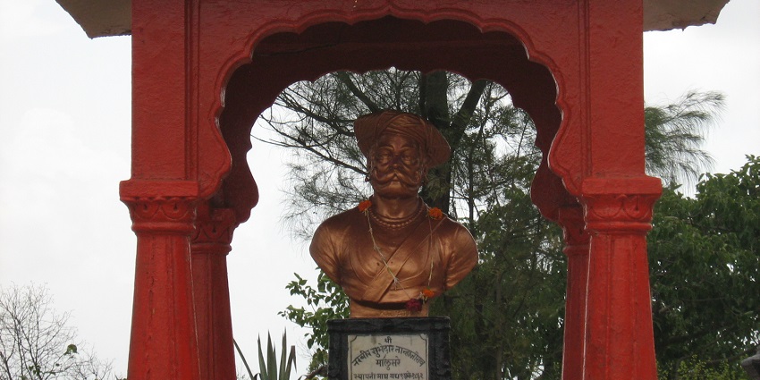 A picture of the statue of Sardar Tanaji, the best spot to be at while Sinhgad Trekking