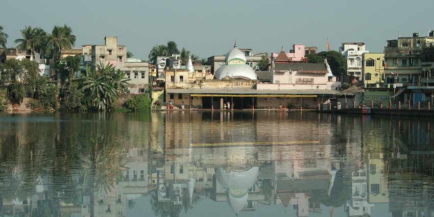A picture of the historic Taraknath Temple, which is one of the top temples in Kolkata.