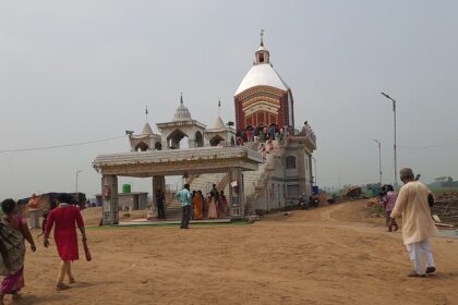 An image of the majestic Tarapith Mandir showcasing its intricate carvings and towering spires.