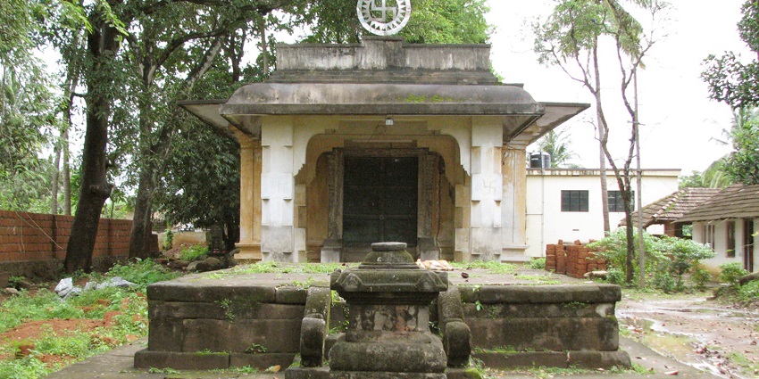 A picture of a Jain temple, one of the most spiritual places to visit in Aligarh.