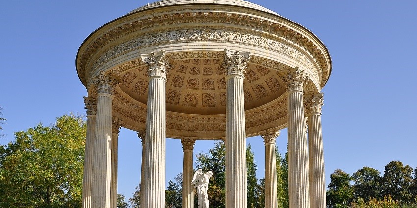 Experience the vibes at romantic temple with beautiful views in the Parc de la Villette.