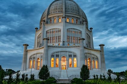 A view of one of the most beautiful temples in Illinois with a clear blue sky.