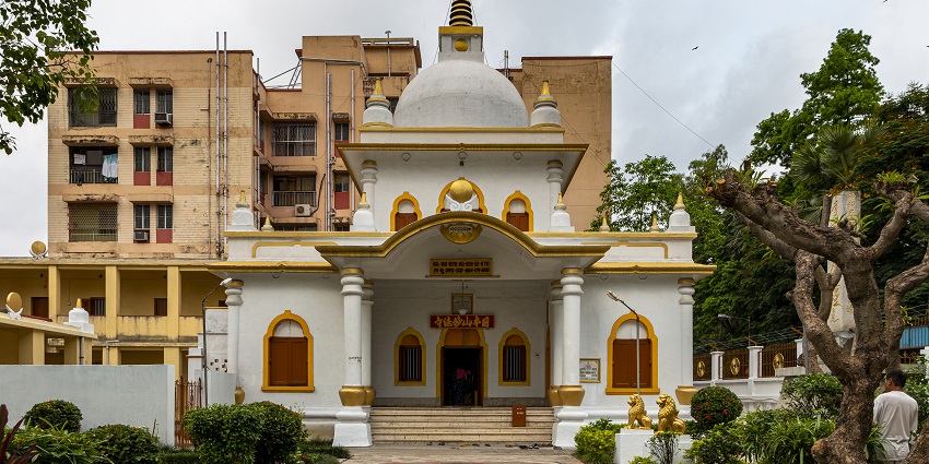 A picture of the Burmese Buddhist Temple, one of the famous Buddhist temples in Kolkata.