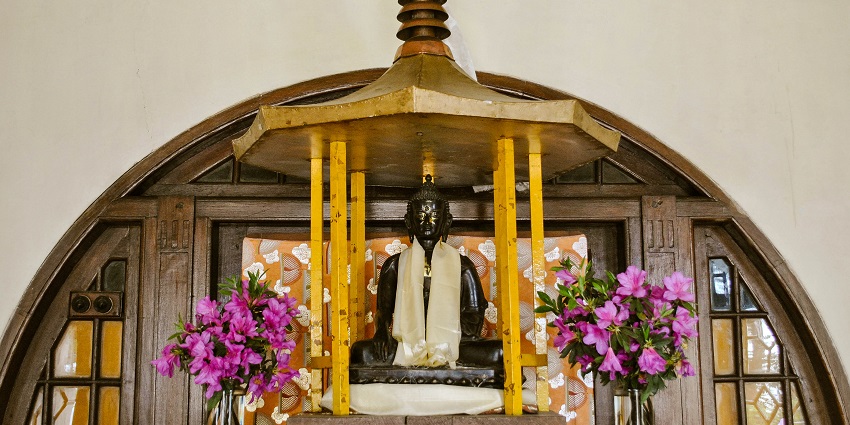 A picture of the Maha Bodhi Society, one of the famous Buddhist temples in Kolkata.