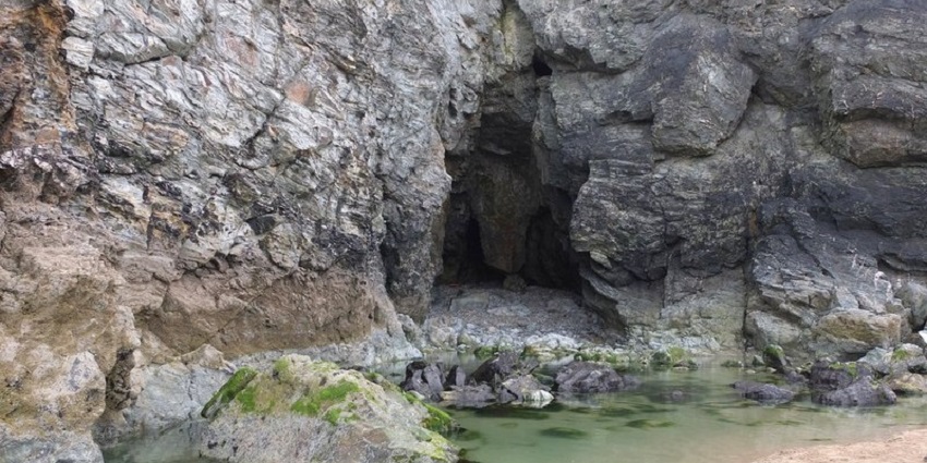 Admire the structure of this cliff, a thing to do in Sydney, Australia