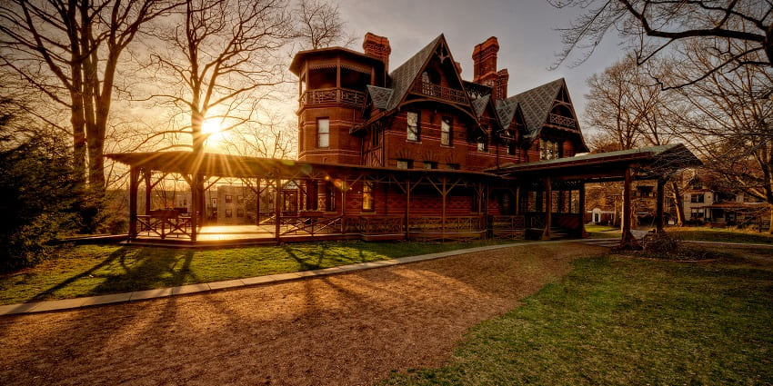 An image of An astonishing evening view of the most popular Mark Twain house and museum.
