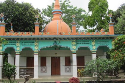 A picture of a buddhist temple in Shantiniketan, a scenic destination