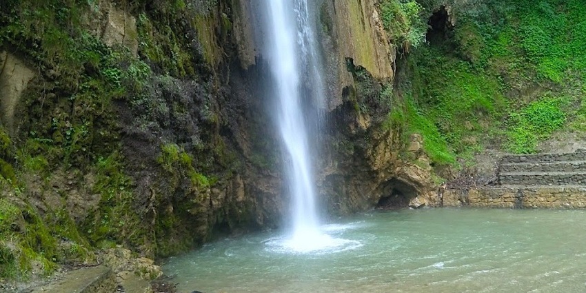 Just 25 kilometers from Lakha Mandal Shiv Temple you will find the marvelous Tiger Falls