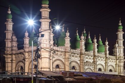 An image of the majestic Tipu Sultan Mosque showcasing its stunning Indo-Saracenic design.