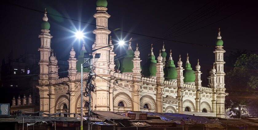 An image of the majestic Tipu Sultan Mosque showcasing its stunning Indo-Saracenic design.