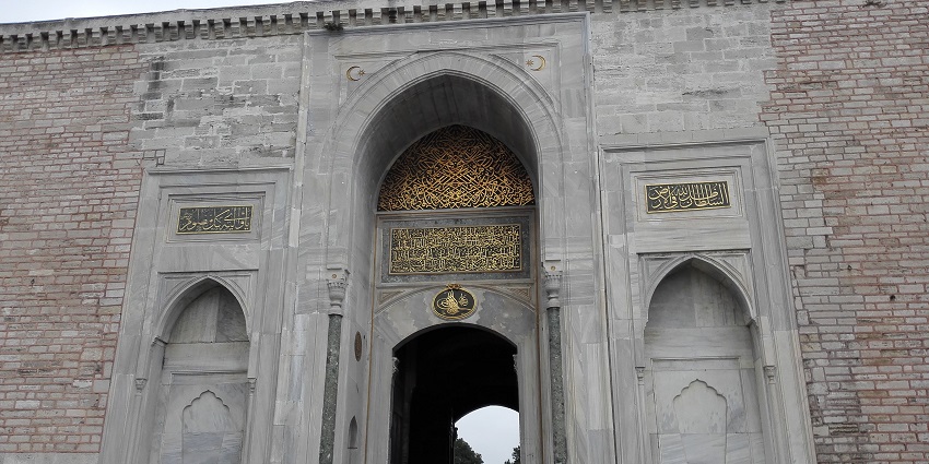 Historic palace showcasing Ottoman treasures, artifacts, and luxurious architecture.