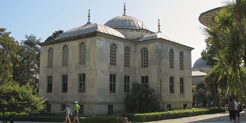 The places to visit in Istanbul in July with captivating courtyards, artefacts, and Ottoman heritage.