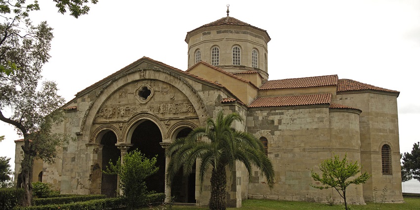 Historic mosque with stunning architecture and rich cultural heritage