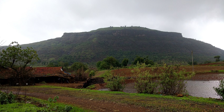 A picture of the historical Tringalwadi Fort, situated among the hills of Igatpuri.