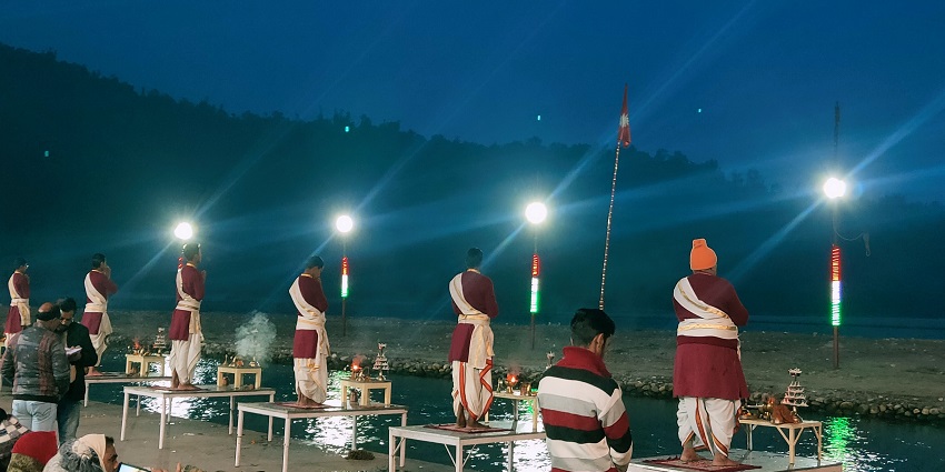 The popular ganga aarti at Triveni ghat, near Bhootnath Temple