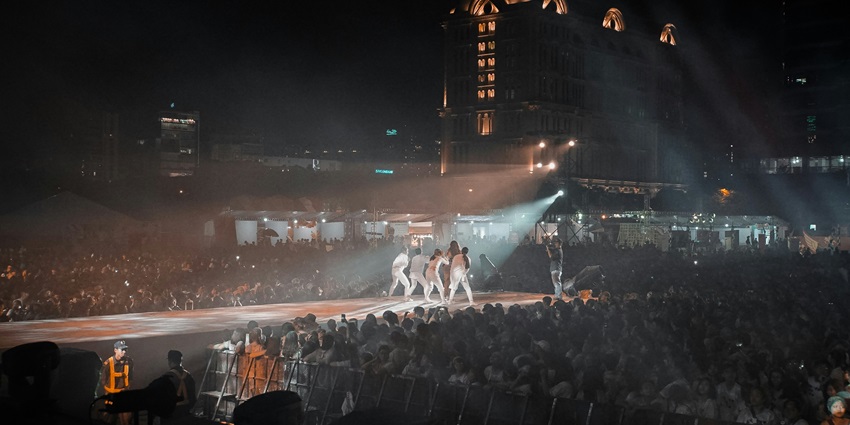 The crowds are going crazy at the Ultra Australia thundering bass drops, and vibrant ambience.