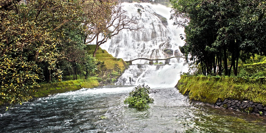 A picture of Umbrella Falls in lush hills, ideal for Bhandardara trekking.