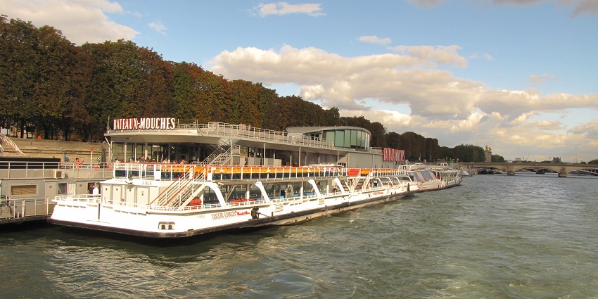 Enjoy romantic moments with your partner on the Seine with an evening ambience.
