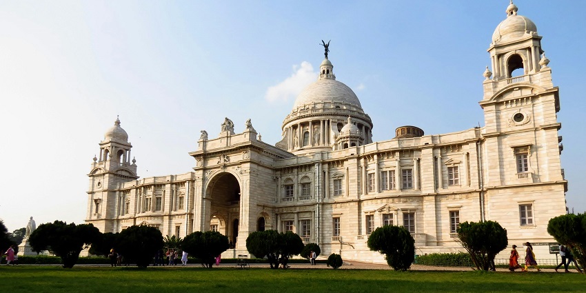 An image of Victoria Memorial white marble monument and well-manicured Kolkata gardens.