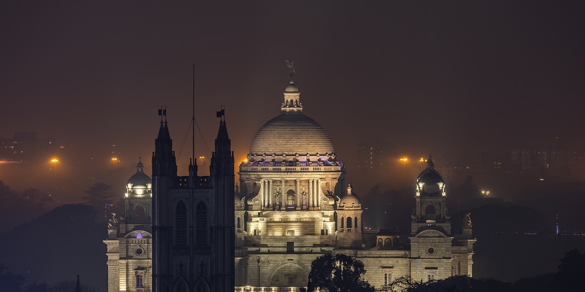 An image of the iconic white marble Victoria Memorial in Kolkata, with its expansive gardens.