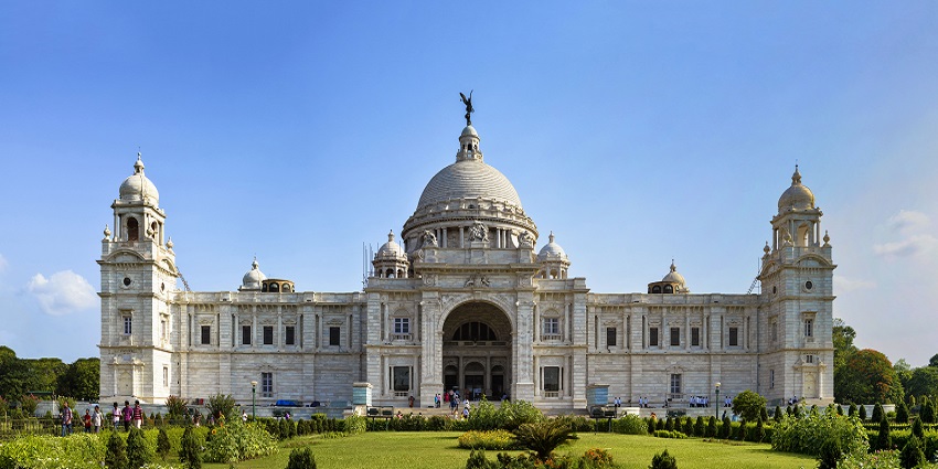 A scenic view of the Victoria Memorial situated near Alipore Zoo, on the side of Hoogly River.