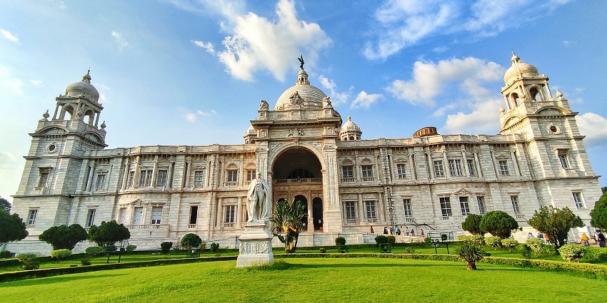 An image of the Victoria Memorial displaying gardens and boasts of the Colonial period
