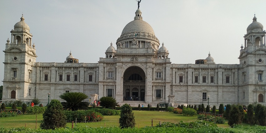 An image of the Victoria Memorial showing its beautiful architecture and gardens