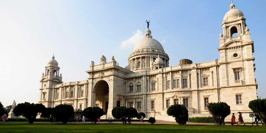 An image of the Victoria Memorial, a landmark nearer to it which is the Smaranika Tram Museum.