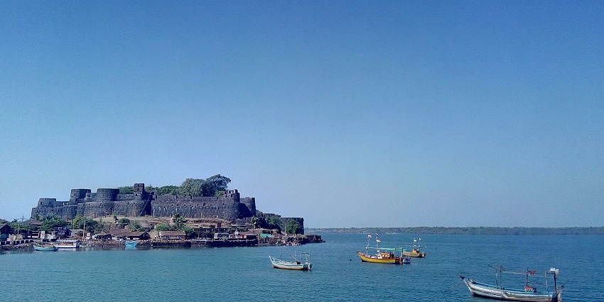 Experience the dense Konkan terrain and the Arabian Sea create an extraordinary scene.