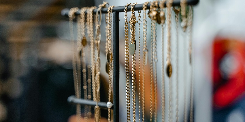 An image of the interior of Vinod Sarraf showcasing beautiful jewellery pieces in Shahjahanpur.