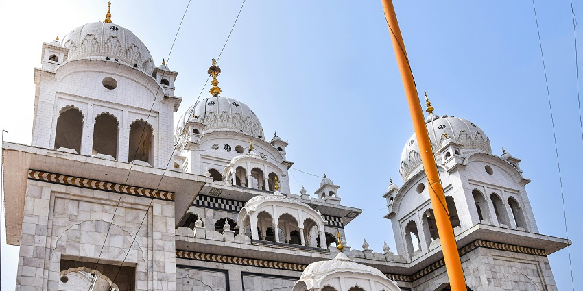 take a 360-degree view of Amritsar from the terrace of Gurudwara Baba Atal Sahib
