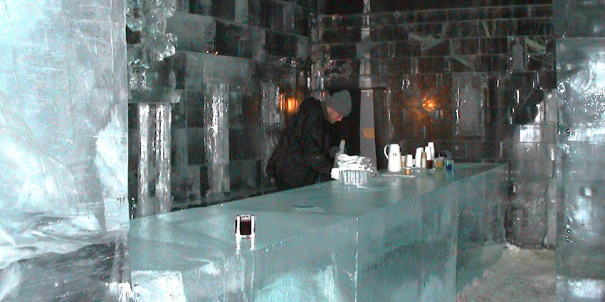 A picture of a bar counter at a venue in Amsterdam that is entirely made up of ice