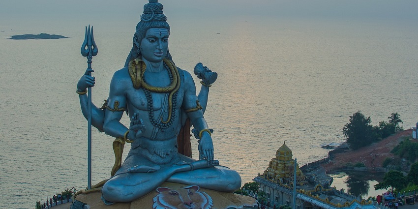 A spiritual view of Shiv Temple at Mohan Nagar, one of the best things to do in Ghaziabad.