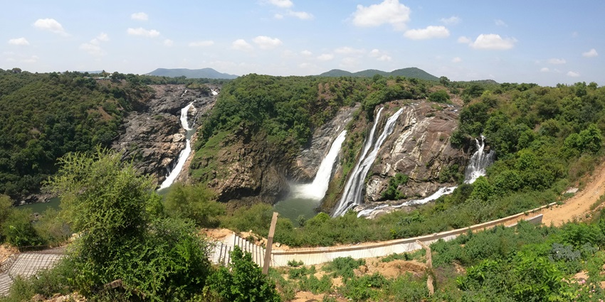 Visit this waterfall for an extravagant experience amidst nature.
