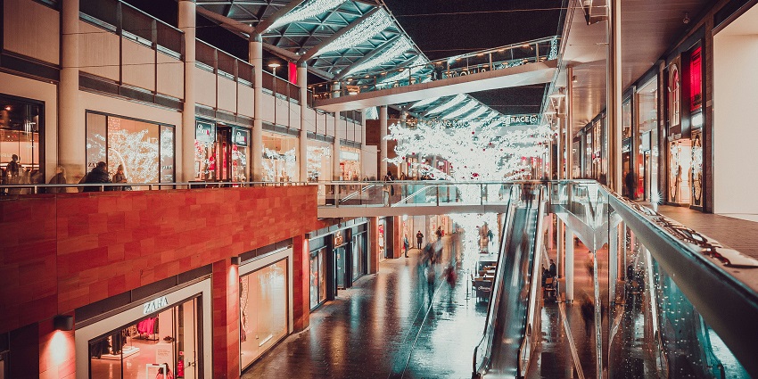 Image of a Street featuring a shopping mall, and a large Christmas tree in San Francisco