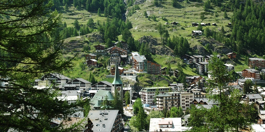 Charming Swiss village with picturesque scenery and cosy chalets.