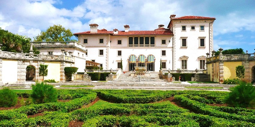 A picture of Vizcaya Museum and Gardens, one of the top spots for Valentine's Day in Miami