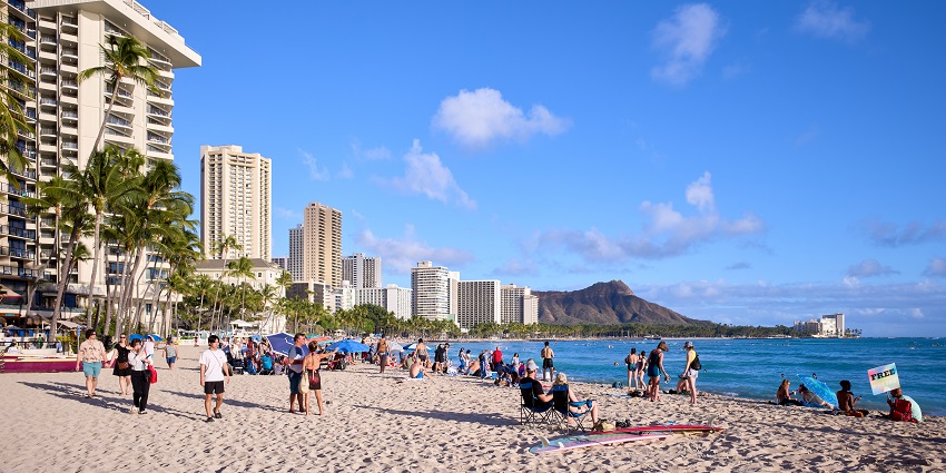 A picture of a Romantic Waikiki Beach sunset cruise for Valentines Day in Hawaii.