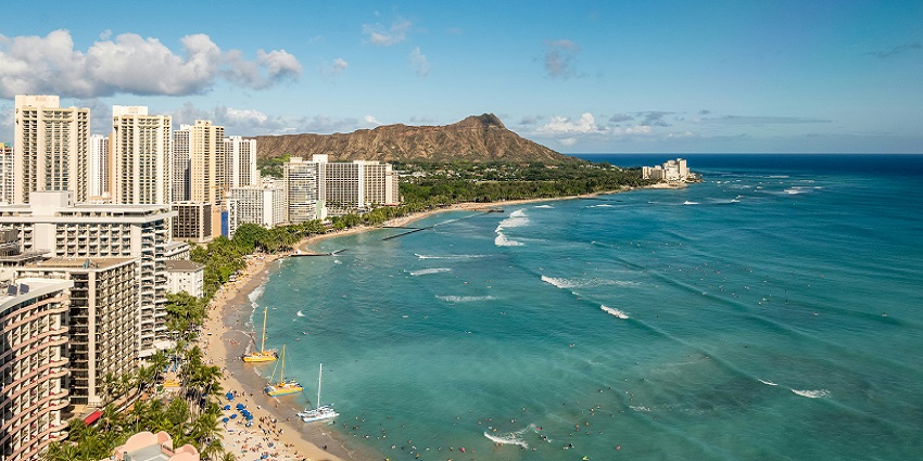Popular beaches in Hawaii with clear water and stunning views of Waikiki Beach.