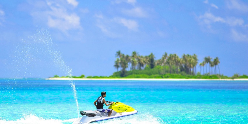 An image of a visitor enjoying water sports, one of the famous adventure sports in Kolkata.