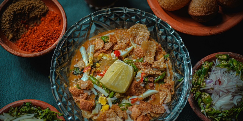 An Image of Kosha Mangsho and Paturi, that you can relish near Fort William, Kolkata.