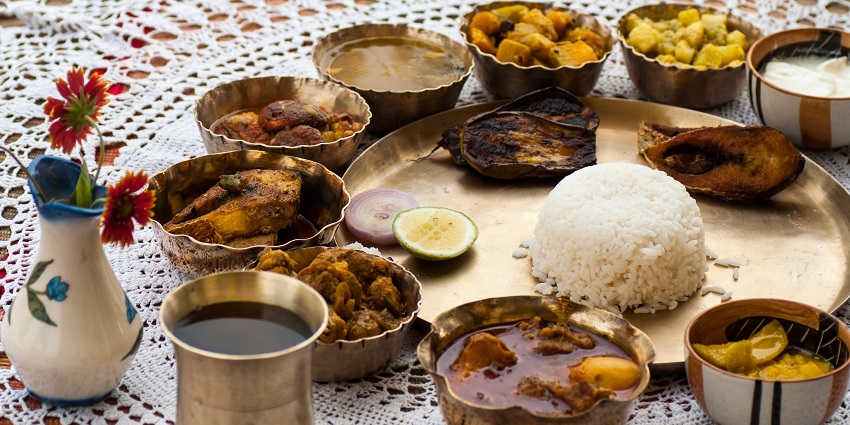 A picture of a traditional Bengali thali served at a restaurant near Gorumara National Park