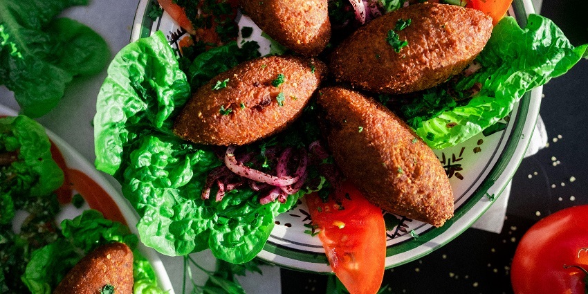 Explore Lebanon's vibrant culinary scene with fresh, flavorful traditional dishes.
