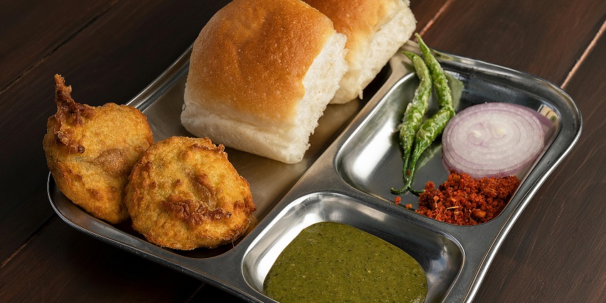 A picture of a plate of Vada pav served at a restaurant near Nameghat