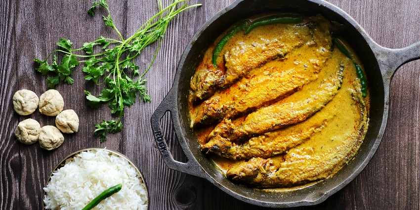 Delicious Bengali food served traditionally near Zoo in Kolkata