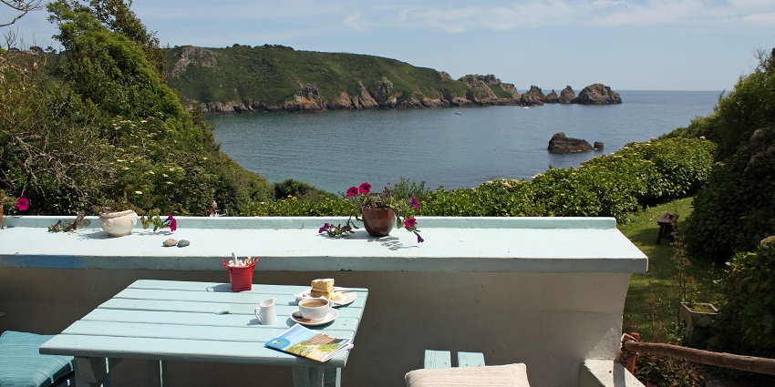 Breakfast with an amazing view of the beach in the Bay of Island in New Zealand