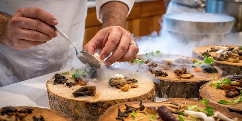 Enjoy delicious food at eateries near Uluru Kata Tjuta national park